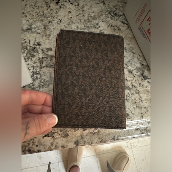 Michael Kors passport/wallet holder - Picture 4 of 5